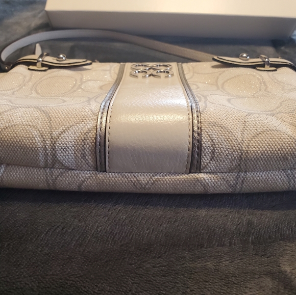 Coach large signature wristlet - Picture 4 of 6